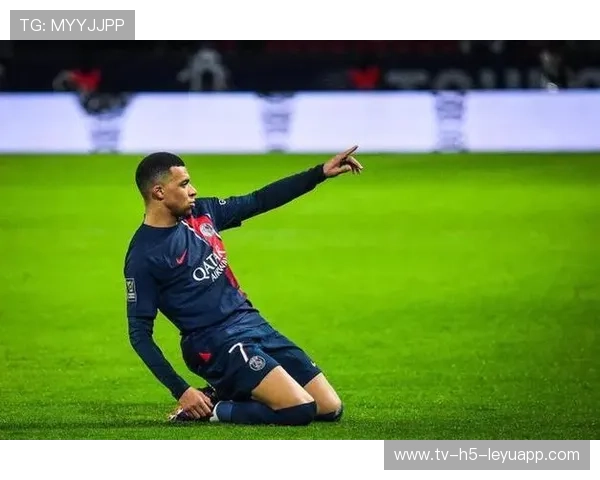 巴黎圣日耳曼右路进攻演练:姆巴佩练习低平传中与插上 巴黎圣日耳曼右路进攻演练:姆巴佩练习低平传中与插上