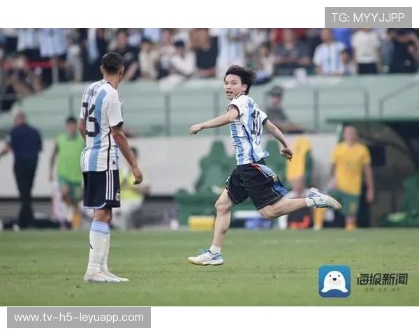 球迷误闯赛场与球员拥抱，安保系统遭抨击