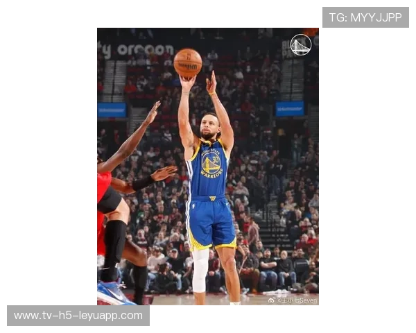 勇士外线火力全开，库里再中关键三分，勇士对阵开拓者,库里43分